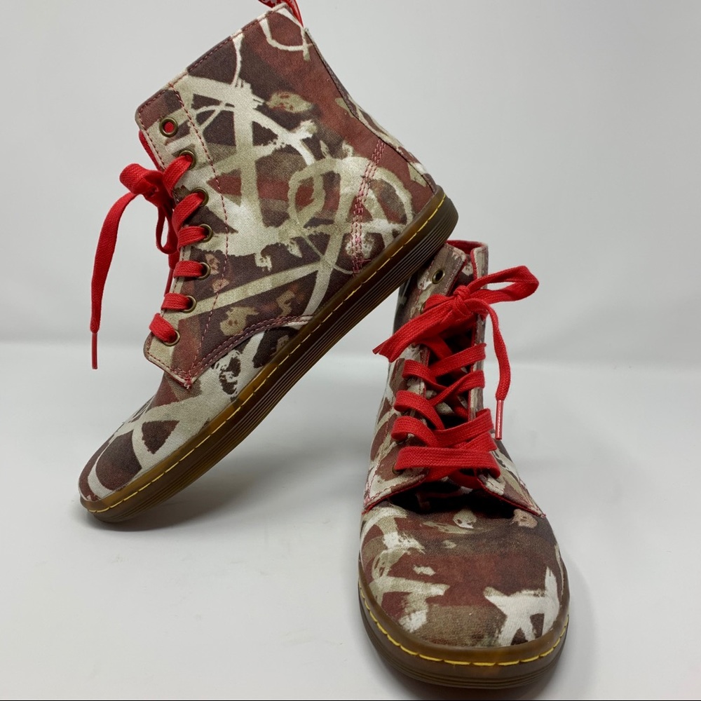 DR. MARTENS HACKNEY GRAFFITI LACE UP SHOE EUC